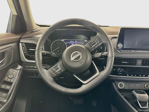 Used 2023 Nissan Rogue SV w/ SV Premium B Package FWD image 18