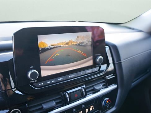 Used 2022 Nissan Pathfinder S image 25