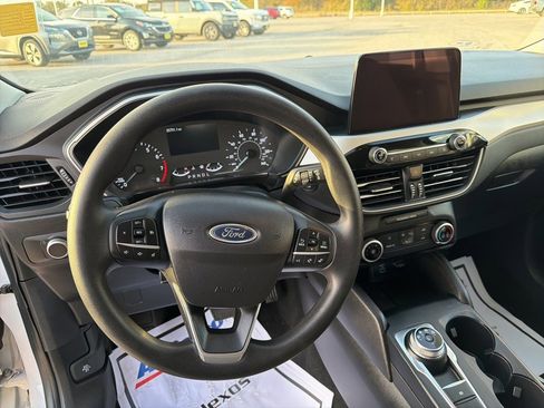 Used 2022 Ford Escape SE image 18