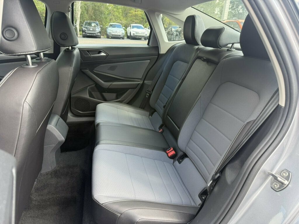 Used 2026 Volkswagen Jetta SE FWD image 8