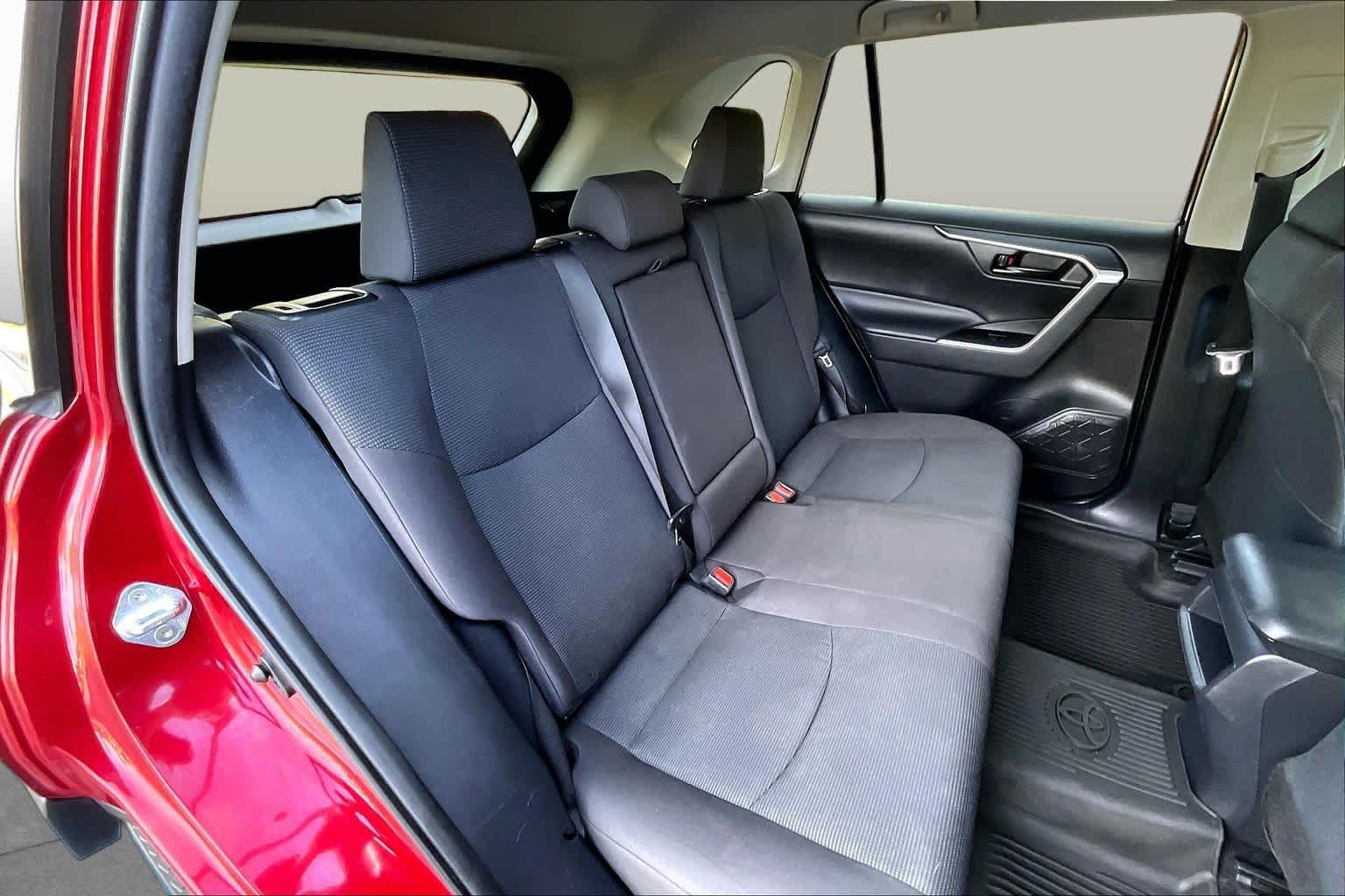 Used 2021 Toyota RAV4 LE AWD/4WD image 20