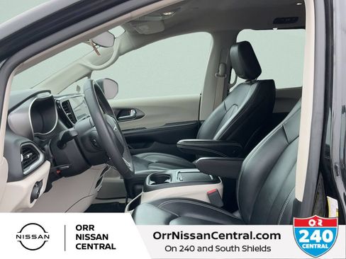 Used 2023 Chrysler Pacifica Touring-L FWD image 18