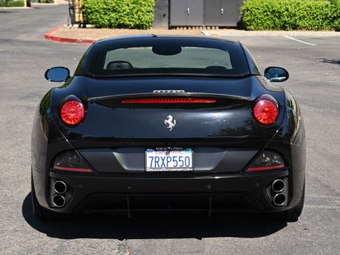 Used 2010 Ferrari California RWD image 17