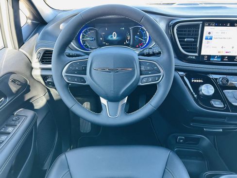 New 2026 Chrysler Pacifica Select w/ Quick Order Package 2EV image 17