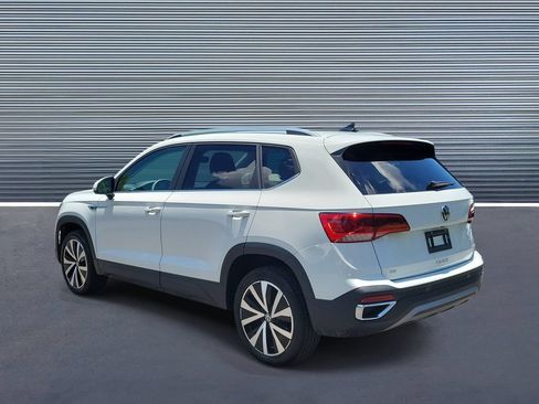 Used 2024 Volkswagen Taos SE w/ Panoramic Sunroof Package FWD image 4