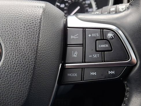 Used 2021 Toyota Highlander XLE image 23