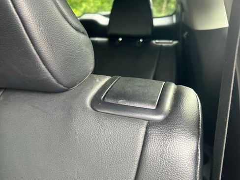 Used 2021 Toyota Highlander XLE AWD/4WD image 39