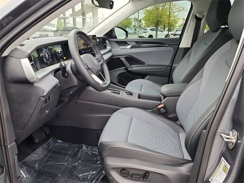 New 2025 Volkswagen Tiguan SE image 10