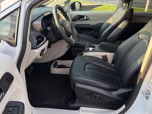 Used 2024 Chrysler Pacifica Limited FWD image 10