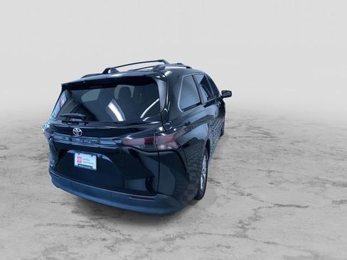 Used 2026 Toyota Sienna LE FWD image 10