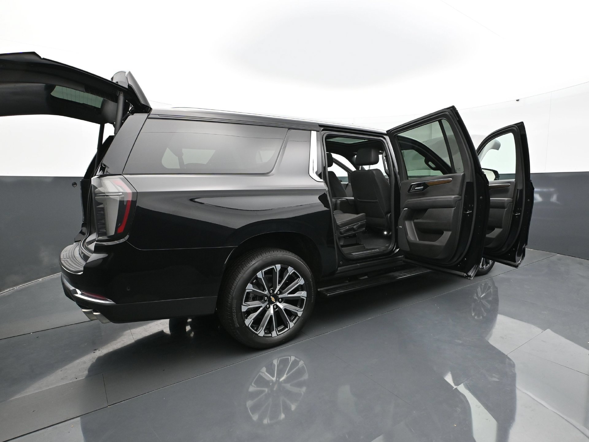 Used 2025 Chevrolet Suburban High Country AWD/4WD image 39