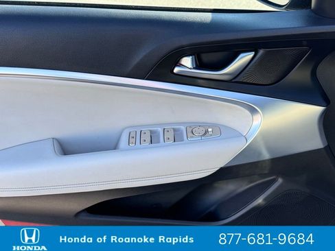 Used 2024 Genesis G70 2.5T image 27