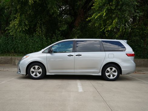 Used 2020 Toyota Sienna L image 6