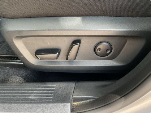 Used 2025 Nissan Rogue SV FWD image 9