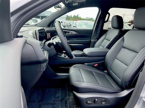 New 2025 Chevrolet Traverse LT w/ Driver Confidence Package image 17