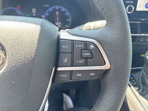 Used 2025 Toyota Sienna Platinum AWD/4WD image 17