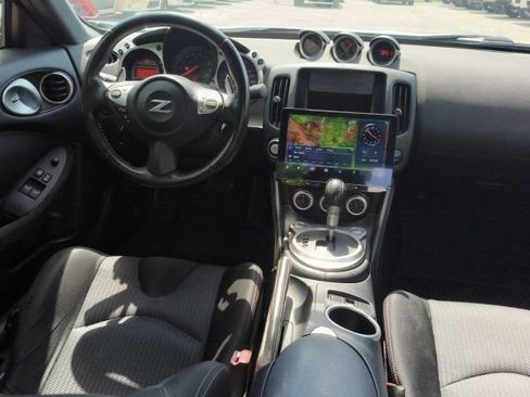 Used 2018 Nissan 370Z Coupe RWD image 17