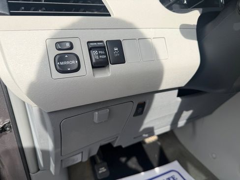 Used 2013 Toyota Sienna XLE FWD image 24
