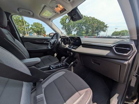 Used 2025 Chevrolet TrailBlazer LT AWD/4WD image 31