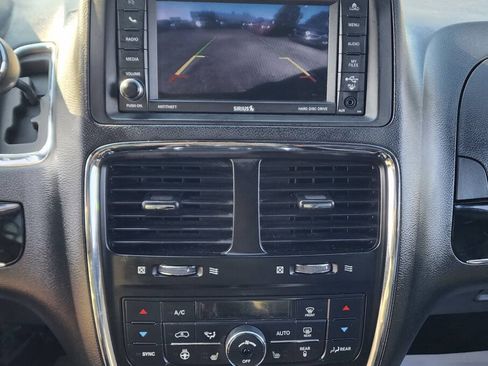 Used 2019 Dodge Grand Caravan SXT w/ Driver Convenience Group FWD image 16