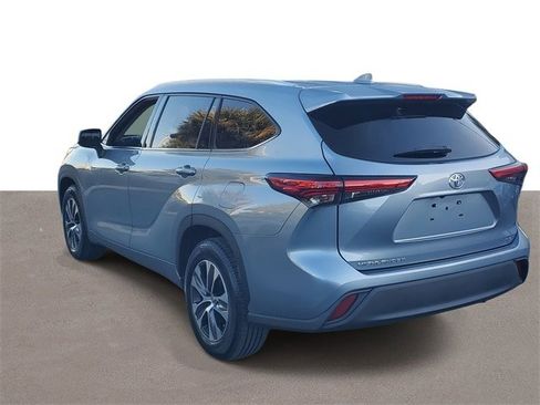 Used 2020 Toyota Highlander XLE image 3
