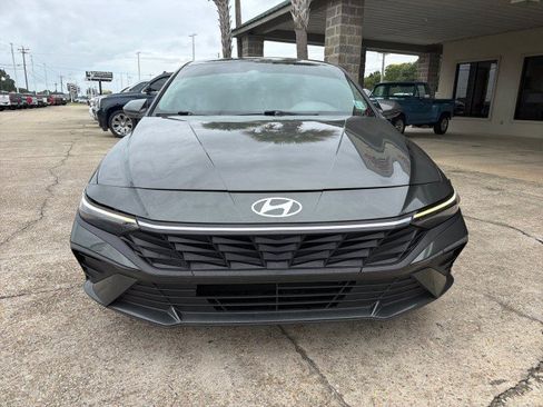 Used 2024 Hyundai Elantra SEL FWD image 12