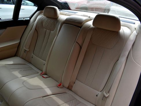 Used 2019 BMW 750i 750i Sedan w/ Executive Package image 15