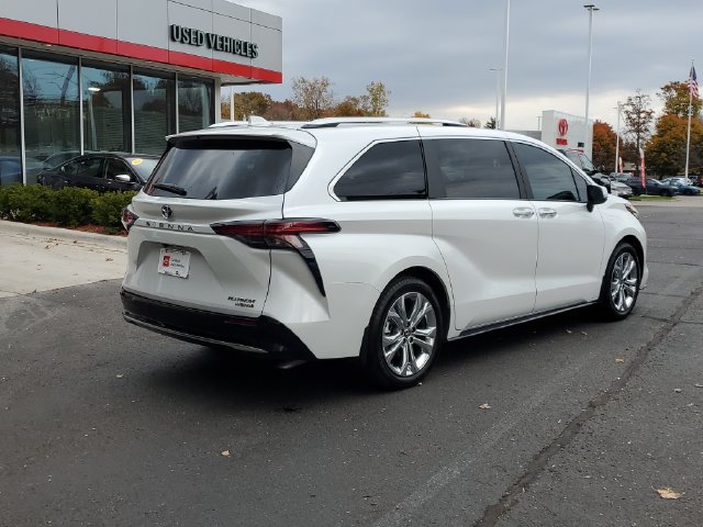 Used 2024 Toyota Sienna Platinum FWD image 4