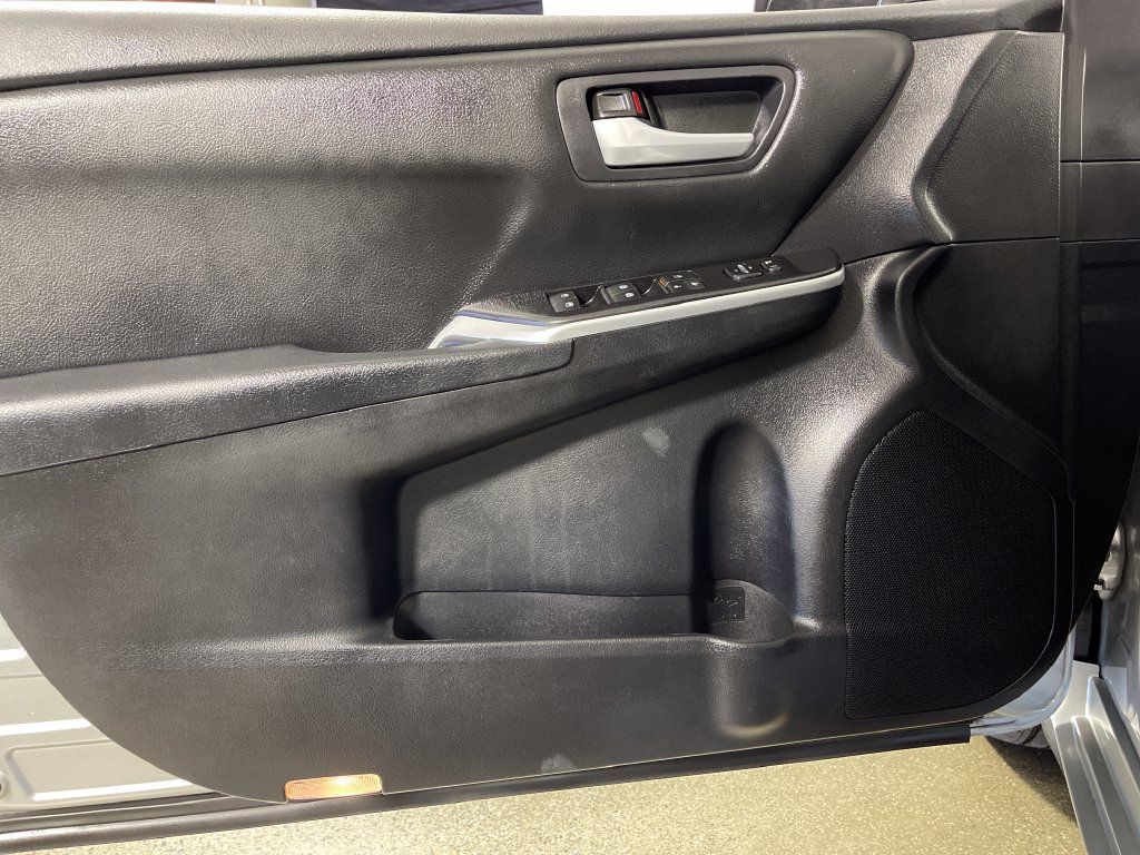 Used 2015 Toyota Camry SE FWD image 17