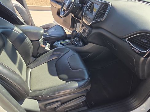 Used 2020 Jeep Cherokee Latitude Plus AWD/4WD image 28
