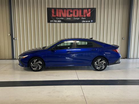 Used 2025 Hyundai Elantra Sport FWD image 2