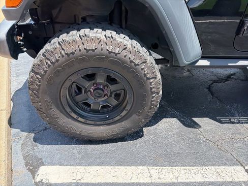 Used 2018 Jeep Wrangler Unlimited Sport AWD/4WD image 3