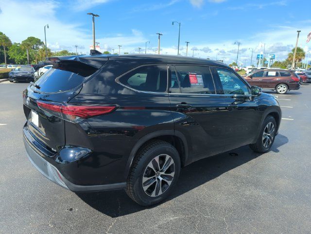 Used 2022 Toyota Highlander XLE FWD image 6