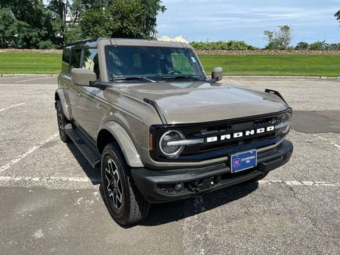 Used 2025 Ford Bronco Outer Banks AWD/4WD image 2