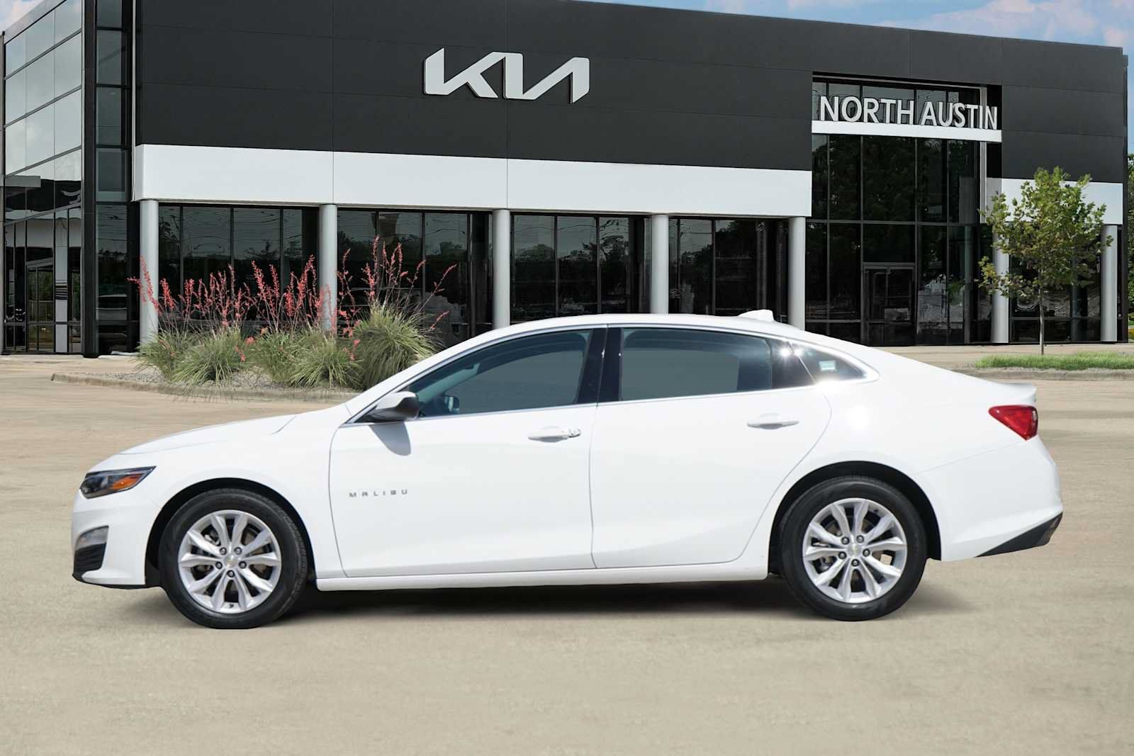 Used 2025 Chevrolet Malibu LT FWD image 3
