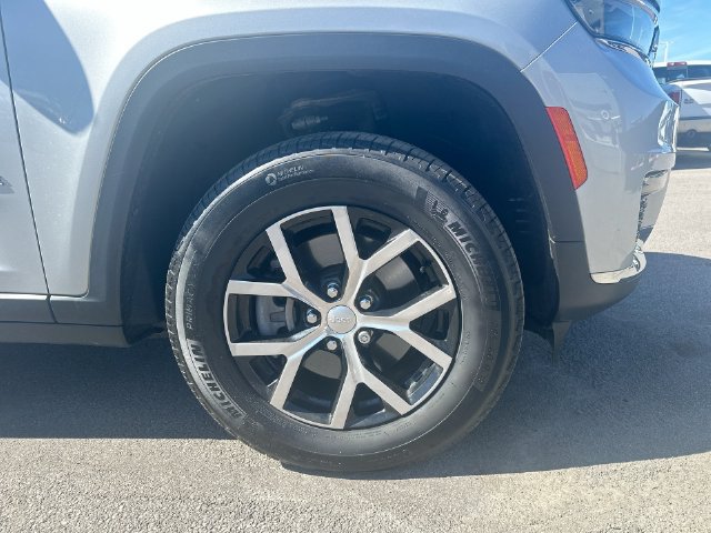 Used 2024 Jeep Grand Cherokee L Limited AWD/4WD image 13