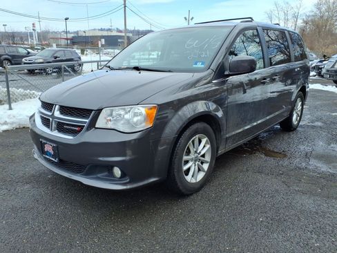 Used 2018 Dodge Grand Caravan SXT image 2
