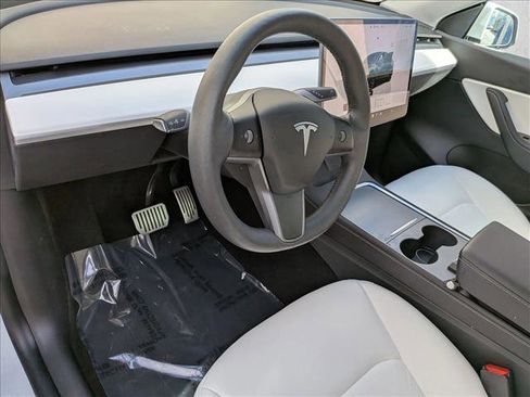 Used 2022 Tesla Model Y Long Range image 7