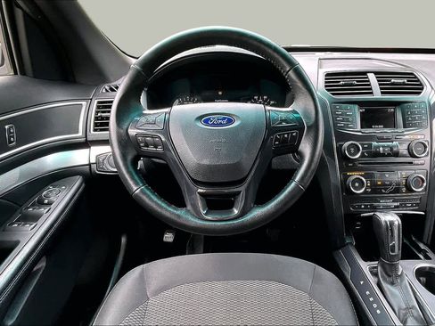 Used 2017 Ford Explorer XLT AWD/4WD image 6