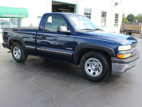 Used 2000 Chevrolet Silverado 1500 Regular Cab Short Bed w/ Exterior Appearance Pkg image 9