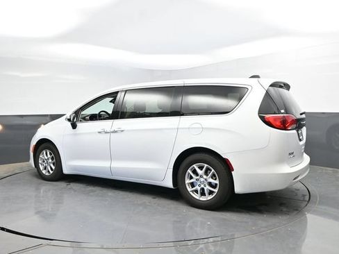 Used 2023 Chrysler Voyager LX FWD image 10