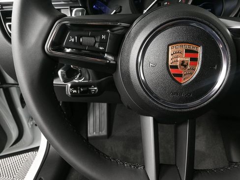 Certified 2025 Porsche Macan image 10