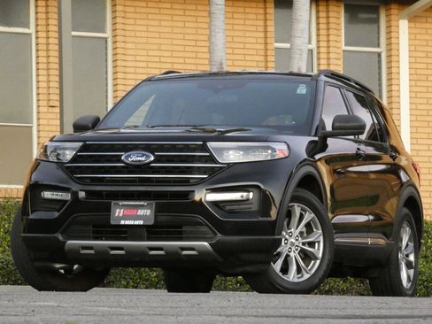 Used 2020 Ford Explorer XLT w/ Equipment Group 202A image 2
