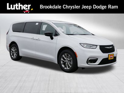 New 2026 Chrysler Pacifica Limited w/ Uconnect Theater Family Group