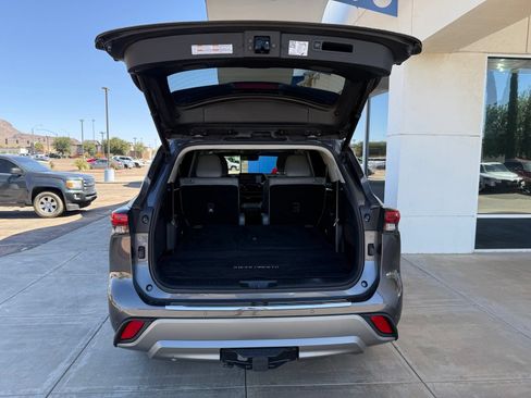 Used 2021 Toyota Highlander Platinum FWD image 44