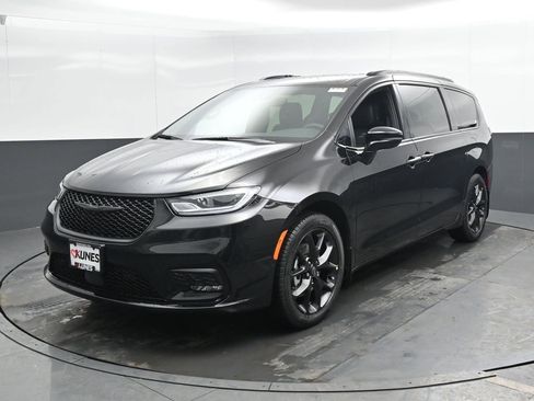 New 2026 Chrysler Pacifica Select image 5