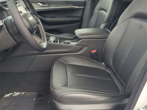 New 2025 Jeep Grand Cherokee Limited image 16