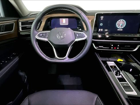 Used 2025 Volkswagen Atlas SE image 6