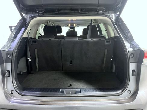 Used 2024 Toyota Highlander LE image 9