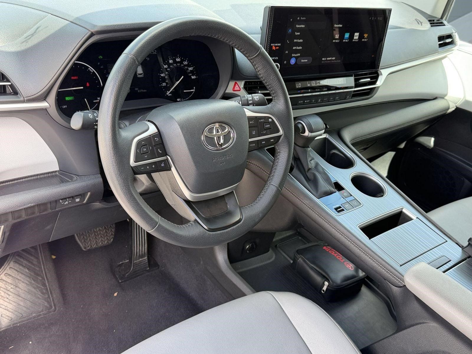 Used 2026 Toyota Sienna XLE FWD image 4